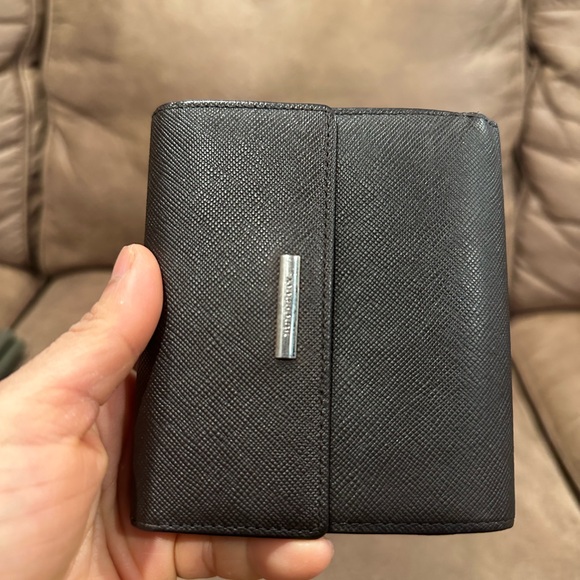 Black Compact Wallet with Textured Leather Design - Picture 3 of 15
